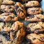 Chocolate chip cookies, draaien net zo veel om de chocolate chips als om de cookies. Ik luisterde laatste een podcast die helemaal over die chips ging (Spilled Milk is een aanrader). Wisten jullie dat ook bij de chips er een race naar de top is? Daarmee bedoel ik dat het percentage cacao in chocola steeds verder omhoog gaat. En wisten jullie dat witte chocolade chips heel anders smelten dan melk of puur? Ik niet, maar zo leer je nog eens wat. Ik weet wel waar je de beste chocolate chip cookies koopt, hier bij Toki zijn ze niet zo groot, eerder handzaam, maar dan eet je er toch gewoon twee?
#chocolatechipcookies #debuikvanamsterdam #spilledmilkpodcast #bakingchips #zoetekauw  #jordaan