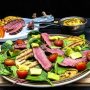 Gegrilde ananas- en steaksalade van @chefmetlef! 😏🤤🥗 Ingrediënten voor 2 personen:
2 biefstukken 
8 schijven ananas 
50-75gram mesclun sla 
½ avocado 
40 gram cherrytomaatjes 
½ rode paprika 
1/4 komkommer 
Verse tijm

Voor de humus heb je nodig:
1,5 theelepel komijnkruiden 
2,5 theelepels koriander (gemalen) 
2 theelepels paprikapoeder 
1 theelepel Sriracha 
2 theelepels olijfolie 
Sap van een ½ citroen 
1-2 eetlepels tahin 
300gram kikkererwten 
Snufje zout
Mix alles in een keukenmachine of blender, gebruik het vocht van de kikkererwten en voeg toe op gevoel. Zorg dat de humus mooi dik en ‘smeerbaar’ blijft.

Bereidingswijze: 1. Zorg dat de biefstukken al ruim 20 minuten tot een half uit de koelkast zijn
2. Snijd nu alle ingrediënten
3. Zet ondertussen een grillpan op hoog vuur
4. Zorg dat je de ananas hebt laten uitlekken
5. De humus heb je ook al gekocht of zelf klaar gemaakt
6. Vet de ananas ook even in (niet de pan invetten, vet altijd het product in als je gaat grillen en niet de grillpan)
7. Bak eerst de ananas even aan zodat er mooie grillstrepen op komen
8. Vet de biefstuk in met olie, voeg dan zout, peper en tijm toe
9. Nu kan je de biefstuk gaan grillen. Grill kort (1-1,5 minuut) aan beide kanten en pak deze in aluminiumfolie in
10. Laat dit zo’n 6-8 minuten rusten en langzaam doorgaren
11. Dan kun je de biefstuk in reepjes snijden en lekker gaan eten!

Voedingswaarde voor de gehele maaltijd: Kcal 768 kcal
Koolhydraten 53 gram
Eiwitten 69 gram
Vezels 13 gram
Vetten 29 gram