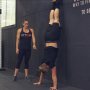 Een oefening die bij crossfit veel wordt geoefend is de handstand walk. Een lastige oefening, maar Sven en Brenda leggen stap voor stap (of hand voor hand) uit hoe je zover komt. Link in bio en stories. 💪🤸‍♂️