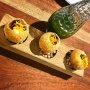 Knisperend en zacht, zoet en zuur, spektakel aan je tafel door het groene smaakwater dat als laatste wordt toegevoegd. De kleine ronde profiterole-achtige puri worden eerder gevuld met een pasta van onder meer tamarinde en kikkererwten. De snacks heten pani puri en komen - we blijven in het thema, zie mijn vorige post - uit India. 
Later dit jaar staan ze op de kaart bij The Traveller in Amsterdam Zuid-Oost, maar ik vermoed dat we deze appetizers veel meer gaan zien in 2019.
#panipuri #thetraveller #snacks #india #rotterdam #amsterdam #debuikvanamsterdam