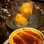 Waar moeten je ogen hier nu naar kijken? Naar het goud van de golden milk of naar de gouden gloed van de pumpkin spice ice cream van Van Leeuwen? Het ijs is vegan, de golden milk niet (niet helemaal, er zit honing in zoals de niet helemaal vegan bij mij aan tafel fijntjes opmerkte). De combinatie voelt als een anachronisme: pumpkin spice is herfst en ijs is zomer, maar ja wat maakt dat uit als je melk geen melk is maar amandel- en kokosdrank. Het is overigens een gouden combinatie, zeker in de ronde hangbanken van Bertmans aan het Schouwburgplein, die goed verstopt zitten, maar als je linksachter aanhoudt, vind je ze wel. 
#chill #geennetflix #goldenmilk #vanleeuwenicecream #pumpkinspice #bertmans #debuikvanrotterdam