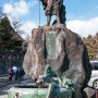 【日光東照宮】入り口に日光開山の祖・勝道上人の像が立っています