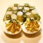 Aspic van asperges. Zo’n typisch gerecht waar een chef mee kan laten zien dat goed eten om meer draait dan smaak. Niet dat er wat mis was met de smaak van deze in ingekookte bouillon geëtaleerde witte en groene asperges, verre van zelfs. Maar kijk eens naar dat plaatje, een lust voor het oog. En de naam van het gerecht allitereert er zo lekker op los, nog een lust. Die gevulde eitjes zijn overigens minder plezant voor het oog of oor, maar minstens zo smaakvol. Daarin onderscheidt zich de ware Franse chef, in dit geval chef Thomas van Auberge Jean & Marie. Allez, on y va... #debuikvanamsterdam #auberge #depijp #aspic #asperge #gevuldei
