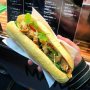Bij de meeste Vietnamese-loempia-kramen koop je Vietnamese loempia’s. Dat kan ook bij Mama Hong, maar gelukkig verkopen ze veel meer dan de bekende gefrituurde variant. Zoals summer rolls (ingepakt in rijstepapier), pasteitjes en deze heerlijke stokbroodjes. De bánh mì Saigon, met kip en citroengras, kost maar €3,50. Op de foto zat er nog geen saus op. Je kan zelf saus tappen, zoet of sambal of gewoon polderen en een beetje van beide. 
#banhmi #rotterdam #debuikvanrotterdam #foodtips