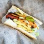 “Gijsbregt, heb jij wel bandjes gekeken op Lowlands of alleen maar gegeten?” Nou ja, eten moet je toch en stories van springende tenten zijn saai en van eten eigenlijk nooit. 68 cateraars heeft Lowlands en ik heb slechts bij 15% wat kunnen eten. De aanraders? Echte rum & coke bij de Vuurtorenbar in de press/guest area (not so humble brag), de riesling bij de Duitse Wijnenbar en natuurlijk deze mitraillette van Hotmamahot. Mitraillette is de Belgische kapsalon: stokbrood, niet te veel salade, lichte friet, “snackbarvlees” en sauce andalouse. Hotmamahot maakt een premium versie, met merguez en een hele groene peper. Genoeg calorieën om een hele dag mee door te komen en perfect antikatervoedsel. Voor de mensen die niet tot volgend jaar kunnen wachten: Pompet in Amsterdam Noord verkoopt precies deze mitraillette het hele jaar door. In Rotterdam heb ik ‘m nog niet gevonden, maar kun je gewoon een kapsalon kopen.
#lowlands #mitraillette #calorieenbom #hangoverfood