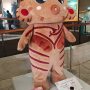 【栃木県立博物館】エントランスに仁王立ちする公式マスコットの「みーたん」 ミミズク形土偶がモチーフになっているらしい 往年のダッコちゃんに見えなくもないｗ