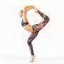 "Na zelf een hele hoop kanten van de yoga te hebben bekeken, en te hebben uitgeprobeerd, begint bij mij steeds vaker de vraag op te spelen of de yoga van nu nog wel iets in zich heeft van wat het in eerste instantie te brengen had. Hoe hoort een yoga les er uit te zien? Met een paar honderd mensen tegelijkertijd luisterend naar de juf met haar headsetje op? Of iedere ochtend om vijf uur ’s ochtends je Mysore practice in je eentje? Wat je ziet wanneer je diep in de yoga geschiedenis gaat duiken is dat het eigenlijk een heel persoonlijke reis is." @kimterpstra_yoga over de Yoga journey. Link in bio! 🌍