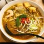 Laksa, voor een soep met zo’n enorme reikwijdte in Zuid-Oost Azië, kun je er hier verdomd lastig een vinden. In Rotterdam hebben ze een goede bij het kleine Kampong Express en als je wil laten thuisbezorgen dan kan je Noo.me vragen. Maar ik eet deze kokos-curry-soep meestal bij Old Town, omdat daar de familie van Dim Daily huist en die maken al jaren laksa. Wel opletten, op het menu staat Malaysian coconut curry noodle soup (nummer 211), midden op een overdadige kaart, gezegend met gerechten uit alle landen die om Maleisië heen liggen. 
Mijn trouwe volgers weten dat ik hier recent was, maar vandaag vroeg om een kruidige, warmende en overtuigende suspensie. Dus nogmaals hulde voor de oude stad van KL, neergestreken in het jonge hart van Rotterdam.
#laksa #malaysia #debuikvanrotterdam #soup #rotterdam