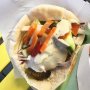 Volgens de experts haal je je falafel in Rotterdam bij De Falafel. De gefrituurde kikkererwtenballetjes zijn er crisp en knalgroen van binnen en de salades en sausen kan je zelf - onbeperkt - toevoegen. Dat pleit voor dit gekke hokje net achter het Binnenwegplein. Maar wellicht zijn er nog andere plekken waar ik falafel moet gaan proberen? 
#falafel #debuikvanrotterdam #pita #foodtips #kikkererwten