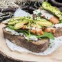 Simpel, gezond en lekker! Nieuw recept van @chefmetlef: gerookte kip, cottage cheese en avocado op landbrood. 😍

Ingrediënten  4 sneetjes Oer of Landbrood 
50gram Hüttenkäse 
Handvol blad spinazie 
200-250 gram gerookte kipfilet 
1 Avocado 
Bieslook fijngesneden 
Zout/ Op foto zie je Hawaïen Salt van Brun & Renard Olijfolie 
Peper *Eventueel Sriracha

Snijd het brood, de kip en de avocado en de bieslook Smeer de Hüttenkäse op het broodje, beetje zout en peper er op (evnt. een beetje olijfolie) Paar blaadjes bladspinazie, de kip avocado en bieslook.  Hou je van pittig, dan kan je er nog wat sriracha overheen doen!  Thats it!

Voedingswaarde voor 1 persoon Kcal 470 kcal
Koolhydraten 44 gram
Eiwitten 36 gram
Vezels 2 gram
Vetten 17 gram
