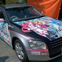 【おおた痛車ミーティング】どうやらこのステージアはDeNAの提供するカーシェアサービス「Anyca」で利用できるハッカドールの公認痛車らしい 