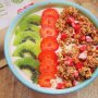 Het leuke aan een smoothie bowl is dat je eindeloos kan variëren. Deze keer volledig plantaardig. We hebben we gekozen voor een Kiwi, aardbei en granola smoothie bowl. Natuurlijk met een scoop Ekopura Vegan Protein Vanilla. Perfect om de dag mee te beginnen.

Wat heb je nodig?
– 1 kiwi
– Handje aardbeien
– Soja yoghurt
– 1 scoop Ekopura Organic Vegan proteine vanille
– Handje granola @ekopura