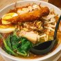 Nomen est omen: deze Penang noodle soup is een soep met noedels naar een recept uit Penang. Penang is een provincie in Maleisië die bekend staat om haar streetfood en de mix van invloeden uit ongeveer alle buurlanden. De Penang noodle soup is de special bij de lieve mensen van Old Town, gevestigd in het hoekpand op de Korte Hoogstraat. De garnalenbouillon is zeer rijk gevuld met noedels (je verwacht het niet), garnalen, spareribs, kruiden, groenten en afgetopt met een ebi tempura. 
#protip de verleiding is groot om nog wat side orders te bestellen van de geweldige kaart van Old Town - zoals de satay in mijn geval - doe dit niet: de soep voorziet in meer dan een hele maaltijd. 
#penang #oldtown #malaysia #soep #souplover #foodtip #rotterdam #debuikvanrotterdam
