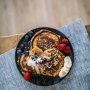 Gember-citroen pannenkoeken van @nigel_vanderhorst! 🤤🥞🍓🍋
Ingredienten:
* 50 gram (ultra fine) oats
* 35 gram eiwitpoeder of 20 gram bloem
* 2 theelepels bakpoeder
* Snufje zout
* 1 ei
* 1/2 theelepel vanillesuiker
* Zest van 1 citroen
* Verse geraspte gember (blokje van 1 cm)
* 50-100 milliliter water
* Fruit naar keuze
Eventueel:
* Geraspte kokos
* Geraspte mandarijn
* Honing

Bereidingswijze:
* Mix de oats, eiwitpoeder, bakpoeder, vanillesuiker, zout en het ei in een kom. Rasp nu de citroen en gember en voeg deze toe.
* Voeg water toe op gevoel - het beslag mag dik zijn maar nog wel mengbaar - Je kan later altijd meer water toevoegen.
* Laat dit minimaal een halfuur staan om te rusten.
* Pan op een laag vuur scheutje zonnebloemolie erin en even warm laten worden.
* Gebruik een soeplepel om het beslag in de pan te doen en bak ze ongeveer 1 a 2 minuten per kant. * Leg de pannenkoeken op een bord en doe er een grote kom omheen (zo houd je ze warm)
* Als ze allemaal klaar zijn voeg je de toppings naar wens toe en kan je lekker gaan eten!

Voedingswaarde voor de gehele maaltijd:
566 calorieën 
Koolhydraten: 63 gram
Eiwitten: 43 gram
Vezels: 3 gram
Vetten: 17 gram