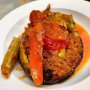 De Sultan van de Turkse keuken, hier gevuld met gehakt, dat traditioneel is aangemaakt met ui, tomaat, uiteraard veel kruiden zoals peterselie en dan afgetopt met gegrilde paprika’s. Sowieso gaat het geheel nog even op de grill, zodat de smaak van de aubergine ook nog in de vulling trekt. Dit was de dagschotel bij Mezze op de Benedenoostzeedijk. De Turks-Koerdische eigenaren zijn zo vriendelijk en er is volop keuze naast spiezen kebab - al zijn die ook zeer moeite waard. Dit lokaal is hard op weg mijn favoriete buurtrestaurant te worden.
#debuikvanrotterdam #aubergine #turkishfood #grill