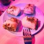 Halawet el-jibn is een Syrisch zoet nagerecht / tussendoortje van onder meer griesmeel, haloumi, ricotta, rozenwater en pistache. Het is nog nauwelijks bekend in Nederland en dat is spijtig, want deze verfrissende snack verdient een groter publiek. Dus ga het proberen tijdens het filmfestival, waar Maher’s Kitchen ze serveert. Hij heeft grote plannen, zowel met dit deeghapje als voor een nieuw project in Rotterdam, ook in De Doelen. Hierover vast later meer. 
#halaweteljibn #syria #dessert #debuikvanrotterdam #iffr #dedoelen