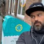 Ik draai mee in een pilot van Pampers om luiers te recyclen. Op allerlei plekken in onze buurt zijn containers gezet. Ze hebben een mooie app ontwikkeld, waarmee je bij kunt houden hoe groot de impact is die je maakt door te recyclen, waar de dichtstbijzijnde container is, en hoe het allemaal werkt. Prachtig initiatief. Maar ik betrapte mezelf op een indrukwekkende gemakzucht afgelopen weken. Normaal gesproken zette ik namelijk gewoon twee keer per week de luiers bij het afval dat keurig op woensdag en zaterdag voor de deur wordt opgehaald. Het kostte mij veel moeite die nieuwe gewoonte, het wandelen naar de recycling box, erin te krijgen. 
Ik herkende in mijn eigen gedrag iets dat lijkt op wat veel mensen met hun goede voornemens op het gebied van gezondheid ervaren. Je wil iets beter doen, maar het is niet makkelijk een nieuwe prioriteit tussen al die andere, al gewoon geworden routines, te wurmen. We kiezen van nature de weg van de minste weerstand. Zelfs als je weet dat het beter is dat niet te doen. 
Om die nieuwe gewoonte in mijn leven te krijgen, plan ik nu dus twee keer per week een wandeling. Die noteer ik in mijn agenda. Ik zet een podcast op, en maak er een moment van. Dat is voor mij de enige manier om het in mijn systeem te krijgen. 
Er was nogal wat animo voor de pilot. Die zit dus vol. Maar het zal vast niet lang duren voordat overal in Nederland van die containers staan. En ja, luiers van alle merken kunnen in de luierrecyclebakken worden gegooid. 
#samenwerking