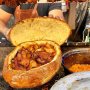 Overal op de wereld wordt vlees op spiezen boven open vuur gegrild. Al vele millennia lang en elke dag weer. Nergens op de wereld doen ze het zo goed als in de bakermat van onze beschaving, in het nabij oosten, het hart van de kebab. Elk land, elke regio en zelfs elk dorp grillt weer anders en zo heeft ook Armenië (dat grenst aan kebab grootmachten Turkije en Iran) zijn eigen stijl: khorovats. De spiezen zijn lang, de stukken vlees groot, er is ook ruimte voor groente zoals aubergine en bij A.S. BBQ boden ze zelfs een vegan dis aan. Diezelfde A.S. BBQ serveren stevig huisgemaakt brood bij hun gerechten, niet het bekende Armeense flatbread lavash, maar mooi geel hoog gerezen brood. Brood als vehikel voor vlees of groenten bij een maaltijd is natuurlijk vanzelfsprekend, minder vanzelfsprekend is brood als opslagruimte voor vlees, groente en saus. Maar dat is precies wat hier gebeurde: een meat loaf Armenian Style. De stevige potpourri van vlees, saus, groenten en brood (voor het gemaak “van alles wat” genoemd) smaakte me voortreffelijk.
#armenianfood #ASBBQ #khorovats