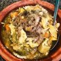 Couscous bestaat meestal -je verwacht het niet - uit couscous. Ik had de traditionele couscous met groenten, een beetje kip en tfaya. Dat is een garnering van zoet gekruide, gekarameliseerde ui, alsof je een dessert eet. Nou ja met kip en groenten dan. Een dampend en stevig maal voor deze wat mistroostige dag. 
PS: meestal ja, voor de glutenmensen maken ze bij de couscousbar ook couscous van quinoa. 
#javastraat #couscous #tfaya #marroco #debuikvanamsterdam #amsterdam #foodtips