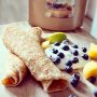Vegan blueberry proteine pannenkoeken, YES please! Dit recept bewijst dat je heel goed pannenkoeken zonder ei kunt maken.
Ze zijn niet alleen super lekker, maar ook zo gemaakt. Perfect om je weekend mee te beginnen of gewoon lekker voor tussendoor. 🥞

Ingrediënten voor 4 pannenkoeken:
– 1 grote rijpe banaan
– 90 gram havermeel
– 250 ml plantaardige melk. Kies bijvoorbeeld voor ongezoete amandelmelk of havermelk.
– 1/2 theelepel bakpoeder
– plantaardige olie voor het bakken
– 1 scoop Ekopura vegan blueberry protein
– Toppings: Blauwe bessen en Sojayoghurt

Hoe maak je de pannenkoeken?
Prak de banaan met een vork en mix met het meel, bakpoeder, scoop Ekopura en de plantaardige melk. Daarna verhit je een klein scheutje (kokos)olie in een koekenpan en bak 4 pannenkoekjes van het beslag. Zijn de pannenkoekjes klaar? Leg ze dan op een bord en maak het af met wat sojayoghurt en verse blauwe bessen. Een ding is zeker… je gaat er zeker van smullen! @ekopura