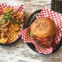Er was een tijd dat Amsterdammers naar Rotterdam kwamen om te dansen. Recenter nog om huizen te kopen. Nu komen ze om kip te eten, bij Who This Freddy’s. Buttermilk honey chicken, OG of met kimchi, op de burger of als wings of zoals hier links: als crispy skin op de fries. Iedereen gaat naar Rotterdam West. 
#rotterdamwest #debuikvanrotterdam #foodtips #buttermilkchicken #rotterdam