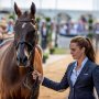 De paarden van #teamnl🇳🇱 die komende dagen van start gaan bij het EK Eventing in Luhmühlen zijn vandaag allemaal vlot door de eerste keuring gekomen. @merelb_eventing is de eerste die van start gaat in het 73 combinaties tellende deelnemersveld. Naast Blom zitten @ilonka_kluytmans @laurahoogeveen_eventing en @tim_lips in het team. @alieneruyter gaat individueel van start. Donderdag en vrijdag staat de dressuur op het programma, zaterdag de cross country en zondag het afsluitende springen. @teamnlinsta #ruitersinoranje #knhs #eventing #ek @luhmuehlen 📷 Hippofoto