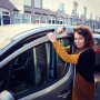 Vandaag afscheid nemen van de Partner full electric. Omdat ik super graag wilde weten hoe het is om elektrisch te rijden, kreeg ik van Peugeot de afgelopen maanden twee verschillende elektrische auto’s te leen. Eerst een kleine schattige iOn, daarna de grote Partner, waar een hele familie in past. Die laatste is mijn favoriet omdat ik het nogal prettig vind veel spullen te verplaatsen, kringloopje in, tuincentrum uit, slepen met decorstukken of met een auto vol boodschappen, spelletjes, dekbedden en vrienden een weekend weg. Na wat beginners fouten; ...dat je denkt dat je aan het laden bent, maar de instructies van de paal niet goed hebt gelezen 🤪.... hiep hoi. Kreeg ik het aardig onder de knie en begon ik er steeds meer van te genieten om zo zuinig mogelijk te rijden, waar ik vroeger toen ik een benzine autootje had eigenlijk nooit zo bewust over na had gedacht. Super benieuwd naar jullie ervaringen met elektrisch rijden en ook benieuwd naar hoe jullie de toekomst zien. Is deze elektrisch? Waterstof? Die tunnel van Musk? Of anders? 
Thanx @peugeot_nl voor deze luxe de afgelopen maanden! .
.
.
.
.
#elektrischrijden #zuinigrijden #laadpaal #peugeot #partnerelectric #iOn