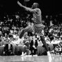 Precies 30 jaar geleden, deze dunk van Michael Jordan. Poetry in motion. Toen revolutionair, nu nog altijd ongeëvenaard. via: @nba