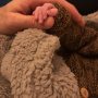 Toen ik op zoek was naar een foto uit de kraamperiode van Mozes, vond ik deze. Voordat ik zelf vader werd, vond ik het altijd al zo bijzonder dat een baby dat doet, zo’n vinger vast pakken. Terwijl er verder nog zo weinig contact wordt gemaakt. Het was vaak ook het enige dat ik durfde, een vinger aanbieden. Zo’n pasgeboren kind vasthouden vond ik spannend, toch altijd een beetje bang iets verkeerd te doen. Nu kan ik mij dat niet meer voorstellen. Maar ik weet nog wel dat ik veel dingen die ik nu vanzelfsprekend doe, leerde van onze kraamverzorgende Marcella. Ze was er in de week na de geboorte van Bobby, en ook weer bij Mozes. De manier waarop je een kind kan dragen, waarop je het vasthoudt in een badje, hoe je gebruikte luiers opvouwt... dankzij Marcella wist ik dingen. Ze gaf me zelfvertrouwen als vader in een periode dat er bakken vol indrukken en nieuwe prioriteiten in mijn leven kwamen. Nieuwe vormen van liefde, maar ook onzekerheden. Ik heb veel van haar opgestoken. En ineens is ze dan weer weg. In de roes van slapeloosheid vergeten veel ouders te bedanken, te laten weten hoe belangrijk zo iemand voor je was. Vandaag begint de campagne #bedanktkraamverzorgende Waarin @pampersnl ouders oproept hun verhalen over kraamverzorgenden te delen. Met die hashtag dus. Allereerst vanwege de verhalen zelf. Om dankbaarheid te tonen voor dat mooie werk. Om al die voorbeelden te laten zien. Door #bedanktkraamverzorgende te gebruiken maak je kans op een leuk standbeeldje om aan jouw kraamverzorgende te geven. Een klein gebaar, symbolische erkenning voor dat prachtige beroep.