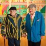 Deze foto van Joni Mitchell en David Hockney kwam ik gisteren tegen op het account van @oscarvangelderen Ik word er zo vrolijk van. Vanwege de kleuren natuurlijk. Maar kijk ook eens naar die handen. En dan de artistieke rijkdom van hun levens; mooie dingen maken. Kleurrijk leven. Een schitterend streven. Voor altijd. Maar zeker ook voor deze week. Maak er wat moois van, lieve mensen.