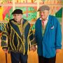 Deze foto van Joni Mitchell en David Hockney kwam ik gisteren tegen op het account van @oscarvangelderen Ik word er zo vrolijk van. Vanwege de kleuren natuurlijk. Maar kijk ook eens naar die handen. En dan de artistieke rijkdom van hun levens; mooie dingen maken. Kleurrijk leven. Een schitterend streven. Voor altijd. Maar zeker ook voor deze week. Maak er wat moois van, lieve mensen.