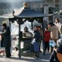 【日光東照宮】輪王寺の境内中央には大きな常香炉が置いてあります 本堂に入る前に煙を浴びるのがお作法のようだ