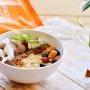 Begin of breek de dag met deze heerlijke eiwitrijke kokos havermout bowl. Havermout is voedzaam en zorgt er tegelijkertijd voor dat je genoeg energie hebt voor een productieve dag. Ook is deze kokos havermout bowl is rijk aan plantaardige eiwitten en daarom ook zeer geschikt als maaltijd voor of na het sporten. Enjoy! @orangefit.nl 
Ingrediënten
75 gram havermout
1/2 schep Fit Green Protein vanille
2 tl chiazaad
20 gram rozijnen
25 gram kokosrasp
200 ml plantaardige melk
Bereidinswijze

1. Zo fijn aan deze eiwitrijke kokos havermout bowl; het is super makkelijk om te maken!

2. Verwarm de plantaardige melk en giet dit bij de havermout. Roer goed door.

3. Voeg hier vervolgens Fit Green Protein, rozijnen en chiazaad aan toe.

4. Roer nogmaals door tot alles goed gemengd is.

Voedingswaarde
Energie - Kcal: 800
Vetten: 13g
Koolhydraten: 68g
Vezels: 16g
Eiwitten: 61g 🌱🥥