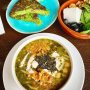 Perzië is de bakermat van onze beschaving en was een cultureel en dus culinair kruispunt tussen Europa, Azië en Afrika. Paradoxaal genoeg is deze keuken lastig terug te vinden in restaurants, want de meeste Iraniërs eten thuis beter dan buiten de deur. Maar ik wil graag goed Perzisch proeven, dus ging ik uit eten met een aardige Pers bij De Aardige Pers. Bijgaande gerechten hebben één ding gemeen: ze zitten ramvol met groenten en kruiden, waarvoor in het Iraans maar een woord bestaat: sabzi. De kruiden worden ook niet als toevoeging op een gerecht gezien maar zijn, net als de groenten gewoon (hoofd)ingrediënt. In de soep (ash), in het omelet (kookoo sabzi), als appetizer (noon o panir o sabzi) of als bijgerecht (sabzi khordan). Het bijgerecht is van belang bij bijna alle Perzische gerechten, het zorgt voor balans, voor beet bij de zachte stoven, voor rust bij de kruiden en voor frisheid bij hartige smaken. 
#perzie #iran #sabzi #debuikvanamsterdam #deaardigepers #moodymehran