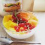In dit artikel hebben we weer een overheerlijk recept voor een @ekopura: Rode bessen, mango en meloen smoothie bowl. In deze smoothie bowl komen meloen, mango, rode bessen, kokos yoghurt en Ekopura vegan proteïne bij elkaar! Een heerlijke frisse en zoete smoothie bowl vol met gezonde ingrediënten en heerlijk om de dag mee te beginnen.
Wat heb je nodig:
– 250 ml Kokos yoghurt
– 1 scoop Ekopura vegan proteïne
– een hand vol verse Cantaloupe meloen blokjes
– 1/2 Mango
– een hand vol rode bessen
Doe het geheel in de blender en top het af met wat stukken meloen, mango en rode bessen die over zijn. Enjoy! 😍