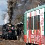 【SL新年号2020】発車を待つSLの元に一両編成の気動車がやってきました 春に真岡で行われる『いちごサミット』のラッピングが施されています