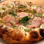 Alas, eindelijk weer bij pizzakeizer Vincenzo gegeten. Zijn nieuwe - cleane en primair gekleurde - pizzapaleis is in Amsterdam West en het heet nNea. Dat is een ingewikkelde naam, maar je kunt m terug leiden naar de originele naam van Napels, daar waar il imperatore delle pizze zijn pizzastrapatsen vandaan haalt. Ze zijn fluffy, hun rand is licht aangebrand en richt zich hoog op naar de pizzahemel. De smaken (vegan, vega en zoals deze met mortadella) zijn vol, complex en zorgen ervoor dat je tot het laatste hapje niet verveeld raakt. De pijpenla zit zes dagen per week afgeladen vol, maar ga gewoon langs, de bordjes vol smakelijks zijn toch zo leeg en er is rap weer plek. De bar aan de keuken - chefs table zo u wilt - is het fijnst om te zitten, met bloemgarantie.
#pizza #pizzanapoletana #debuikvanamsterdam #nnea
