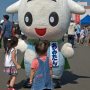 【茨城空港スカイスリーフェスタ2017】仔牛と飛行機がモチーフ 小美玉市のマスコットキャラクターおみたん なかなかキレのいい動きをしてたｗ 