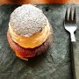 Ik ging naar 4850 om een kanelbulla - Zwedens bekendste lekkernij - te eten, maar er waren semlor - Zwedens een-na-bekendste lekkernij. Semlor zijn onderdeel van de Zweedse vastentraditie voor Pasen. Op vastenavond mocht je nog een keer lekker eten en daar is dit gebakje uit voortgekomen. In (zuid) Nederland werden op deze avond vaak oliebollen gegeten en in Sittard bijvoorbeeld nonnevotten. Terug naar de semla, die is net zo Zweeds als de Vasaloppet, met net zo’n lange geschiedenis, inclusief koninklijke anekdote. De bol wordt gemaakt van met kardemom deeg en gevuld met amandelspijs en room. Het hoedje wordt altijd afgepoeierd. Overigens zag ik zelden een mooiere semla dan hier bij 4850. Je kunt ze, als het goed is, nog proeven tot Pasen en anders begin volgend jaar weer.
#semla #4850 #debuikvanamsterdam #amsterdam #foodtips