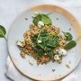 Freekeh met spinazie! Recept van Niven Kunz. 😃🌱🍴 ‘Freekeh betekent ‘gewreven’. Het is – net als bulgur – gemaakt van jonge tarwe. Deze nog groene tarwe wordt in zijn geheel, inclusief kaf, in de brand gestoken en daarna gepeld door de aren tegen elkaar aan te wrijven. Dan blijven over: goudbruine korrels met een nootachtige smaak en knapperige structuur.’
4 personen 
30 minuten bereidingstijd
Freekeh: - zonnebloemolie
- 1 sjalot, gesnipperd
- 2 teen knoﬂook, ﬁjngehakt
- 200 g freekeh
- 350 ml groentebouillon (zie blz. 59)
- 1 takje tijm
- 1 takje rozemarijn
sukade: - zonnebloemolie
- klontje boter
- 400 g sukade (vraag je slager om gesplitste sukade)
- 600 g spinazie
- scheutje groentebouillon (zie blz. 59)
- 50 g roquefort
- klontje roomboter
Verwarm de oven voor op 160 °C

Freekeh
Fruit in een pan met olie de helft van de sjalot en de knoﬂook zonder te kleuren aan. Voeg hier de freekeh, tijm en rozemarijn toe en verwarm dit al roerende kort op lage temperatuur (zoals risotto). Voeg de bouillon toe (houd iets over voor de spinazie), breng aan de kook en laat koken totdat de freekeh beetgaar is. (Bereiding kan afwijken van wat er op de verpakking staat aangegeven, 10-15 minuten). Verwijder de takjes tijm en rozemarijn.
Sukade
Bak de sukade aan in de olie en voeg halverwege een klontje boter toe.
Plaats op een bakblik en laat 2 minuten garen in de oven. Laat een paar minuten rusten en breng op smaak met peper en zout.
Spinazie
Was 3/4 van de spinazie zorgvuldig en dep hem droog. Fruit de resterende sjalot aan in de pan met een beetje olie, voeg de spinazie en een klein scheutje groentebouillon toe en laat het geheel zachtjes gaar stoven in 1-2 minuten.
Leg de freekeh op het bord. Verdeel hierover de gestoofde spinazie.
Garneer met de rauwe spinazie en verkruimel de roquefort erover.
Trancheer de gebakken sukade en serveer bij de salade. Eet smakelijk! 😍
