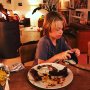 "Pap, de BEVO-juf zei dat sommige kinderen verslaafd raken en tot diep in de nacht blijven breien. Ik denk dat ik zo'n kind ben." #mikaquotes
