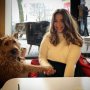 Dat je in een koffietentje zit en er een hondje dat je niet kent naast je komt zitten die zijn pootje in je hand legt. Dat is toch te gezellig!!! Bedankt @engagednl voor het vastleggen van deze romantische ontmoeting. #hondje #koffie #gezelligheid #winter #dog #leuk