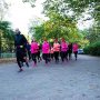 "Trainen voor een marathon en in die voorbereiding nooit meer dan 14 kilometer lopen. Inmiddels zijn er duizenden lopers die er een marathon mee voltooien. Het kan dus." Hoe dit werkt lees je in @klaasboom’s splinternieuwe blog. Link in bio! 🤔