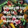 IF is een structuur van eten. De meest populaire vorm is de 16-8. 16 uur vasten (inclusief slaap) en een “eating window” van 8 uur. Het is geen dieet. Voor velen helpt deze structuur om minder te snacken en een bewuster om te gaan met eten. 
Je gaat er niet meer door verbranden, het is makkelijker om de totale inname te verlagen doordat ze af en toe vasten. Dit kan komen doordat je vaak grotere maaltijden kan eten, omdat je minder eetmomenten hebt, en daardoor vaker en langer verzadigd voelt. 
Je kan prima experimenteren met verschillende vormen van vasten. Je gains zullen niet verdwijnen en je zal ook zeker niet in “starvation modus” komen. Het is echter verder ook niks magisch dus gebruik het als je fijn vind en anders lekker niet.