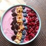 Wat dacht je van een eiwitrijke smoothie, die je met een lepel kunt eten! Klinkt heerlijk toch? Deze smoothie bowl zit bomvol vitaminen en eiwitten om de ochtend goed te beginnen! Nothing artificial, only the good stuff! 🍓🍇🍫 -
Wat heb je nodig?
Aardbeien
Granaatappel
blauwe bessen
1 scoop Ekopura Organic Whey – Purely Natural
Soja Yoghurt
-
Mix dit alles in een blender en zorg dat je het volgende nog over hebt voor de toppings:
Handje walnoten
Pure Chocolade
Blauwe bessen
Granaatappel pitjes
Geniet! @ekopura