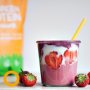 Deze @Orangefit.nl "Fruity coconut yoghurt smoothie" is een heerlijke eiwitrijke frisse en fruitige smoothie met kokos yoghurt en bomvol antioxidanten en vitamines. 😍
Bodemlaag
100 gram frambozen, bevroren
1 bevroren banaan
100 ml amandelmelk
1/2 scoop Fit Green Protein Vanille of Chocolade
Middenlaag
150 gram soja kokos yoghurt
Bovenste laag
100 gram blauwe bessen, bevroren
100 ml amandelmelk
1/2 scoop Fit Green Protein Vanille of Chocolade
Topping: kokosrasp