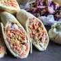 Overheerlijke wrap van zalm en ei door @chefmetlef! 😍🌯🍳
Bereidingstijd: 10-15 minuten 
Ingrediënten voor 2 personen: ﻿
200 gram gerookte zalm
2 eieren
2 wraps
50 gram creme fraiche
Bieslook
200 gram Chinese kool 
200 gram rode kool
70 gram mais
Eetlepel mayonaise
Zout

1. Verwarm de oven op 220graden
Als deze warm is kan je de mais op een plaat met een beetje olie in de oven doen. Je kan de mais ook op bakken in een pan met een klein beetje olie
2. Snijd de zalm in kleine stukjes. Snijd ook de bieslook fijn 
3. Zet een pan op het laag-vuur met een beetje zonnebloemolie erin 
4. Bak de zalm nu in de pan, zorg dat de zalm licht roze is voordat je de eieren erbij gooit. Voeg dan de eieren toe 
5. Nu mag je lekker gaan roeren, de bieslook en een snufje zout toevoegen 
6. Blijf nog even bakken en roeren totdat alles gaar is, de zalm moet wel licht roze blijven 
7. Snijd ondertussen de Chinese en rode kool fijn (tenzij je voorgesneden zaken hebt gekocht;)) 8. Doe beide kool in een kom, voeg de rest van die bieslook toe, een eetlepel mayonaise en een vleugje zout. Roer dit nu goed door elkaar 
9. Maak de créme fraîche aan met een beetje citroen sap, zout, peper en als je nog wat bieslook overhebt mag dit er ook door 
10. Smeer de wrap in met de créme fraîche en vul de wrap met de gebakken zalm en ei. Rol de wrap op 
11. Doe de mais over de koolsla en klaar. 
Voedingswaarde voor de gehele maaltijd:
Kcal 1092 kcal 
Koolhydraten 59 gram 
Eiwitten 73 gram 
Vezels 19 gram 
Vetten 59 gram 
Voedingswaarde per wrap: Kcal 546 kcal 
Koolhydraten 29,5 gram 
Eiwitten 36,5 gram 
Vezels 1,5 gram 
Vetten 29,5 gram