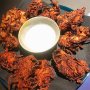 Bhaji zijn in deeg verpakte groenten (in dit geval ui) uit de frituur. De perfecte barsnack, zeker als Marnix ze maakt. Inderdaad, Marnix is terug en als je goed in de keuken kijkt bij Dumbo, zie je zelfs een grote en een kleine Marnix. Bestel de bhaji (Indiaas maar afgemaakt met 5 spices, inclusief sichuan peper tintel) en verwonder je vooral niet over het feit dat deze snack vegan is, zoals alles bij Dumbo plantaardig is. Later dit jaar vast meer over Marnix, Marnix, Dumbo en Bhaji’s. 
#vegan #plantbased #dumbo #bhaji #hoogstraat #debuikvanrotterdam