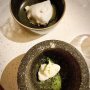 François Geurds is een van de meest eigenzinnige en bekendste chefs van Rotterdam en eigenlijk van Nederland. Met FG Restaurant en FG Food Labs tezamen schrijft Michelin hem drie sterren toe. Hij is een aanpakker die altijd verder en meer wil en maar heel moeilijk stil kan zitten. Recent lijkt hij iets rustiger geworden om te werken aan zijn ultieme droom: een derde ster voor het rijzige FG Restaurant. Nu zijn er minder stripboeken, pannenkoekzaken en bistro’s en wordt er nog intenser gekookt. Als je bij Food Labs eet kijk je iets meer in de innovatieve ziel van deze chef voor wie weinig te gek is. Ook krijg je er vaak voorproefjes van wat later in zijn restaurant op het menu komt. Vanwege zijn tomeloze ambitie en creatieve kookstijl weet de winnaar van de Rotterdamse marketingprijs een geweldig team aan zich te binden, zowel voor als achter de pas. Bij Food Labs aten we recent met 40 Europese chefs, als onderdeel van een trendtour door Rotterdam. Mij viel vooral dit gerecht op. Typisch FG in zijn gebruik van stikstof maar ook in de confronterende combinatie tussen de twee gerechtjes waar je afwisselend een hap van neemt. De kruiden in het koude gerecht in de vijzel mag je nadat de stikstof erover heen is gegoten zelf vermorzelen. Daarna worden de munt, dragon, dille, citroenmelisse en roze peper afgetopt met een sorbet van yoghurtijs en verse limoenrasp. Het warme gerechtje lijkt van de andere kant van het zonnestelsel te komen: gemarineerde tofu, crème van bataat, gebakken bundelzwammen, olie van peterselie, croutons, munt en schuim van knoflook. Beide gerechtjes zijn los van elkaar een feest, maar samen vormen ze kortsluiting in je hoofd en in je hart.
#francoisgeurds #FGfoodlabs #debuikvanrotterdam #epcas