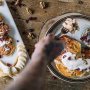 Bananen-, coco- en cranberry crumble pannenkoeken van @chefmetlef 😍🤤 Dit recept is goed voor 4 personen, ben je met ze tweeën dan hoef je de ingrediënten alleen maar te halveren
Bereidingstijd:  Voorbereiding 10minuten  Rusttijd 15 minuten  Baktijd 10minuten  Je hebt nodig, 1 kom, rasp, mes, garde & een pan, evnt. Blender, spatel & een (Kleine) soeplepel

Ingrediënten:
150 gram havermout
2 scoops eiwitpoeder (vanille) OF 60gram meel
50 gram magere kwark
150 milliliter water
1 zakje bakpoeder 7 gram
3 gram geraspte gember
1/2 theelepel zout
2 eieren
50 gram walnoten
60 gram gedroogde cranberries
2 bananen

Yoghurtsausje 100ML Magere (kokos) Yoghurt
5gr Geraspte kokos
1EL Honing
Mixen en klaar!

Voedingswaarde voor 1 persoon zijn: Kcal 544 kcal 
Koolhydraten 50 gram 
Eiwitten 37 gram 
Vezels 8 gram 
Vetten 21 gram *Voedingswaarde zijn berekend zonder eiwitpoeder

Bereidingswijze:
1. Mix de Ultra Fine Oats, whey protein poeder, bakpoeder, vanille, gember suiker, snufje zout, het ei en de in een kom.
2. Voeg water toe op gevoel, het beslag mag best dik zijn, maar moet wel mengbaar blijven (je kan later altijd nog meer water toevoegen).
3. Laat dit minimaal een half uur staan om te rusten (niet heel erg als je het niet doet). Kan je nu het sausje maken en nog even koud zetten
4. Crunch/breek de nootjes en voeg deze toe aan de beslagkom met de cranberries. 
5. Zet nu een pan op laag vuur, scheutje zonnebloemolie erin en even warm laten worden.
6. Gebruik een soeplepel of een 'SCOOPY" om het beslag in de pan te doen.
7. Bak ze zo een 1 á 2 minuten per kant.
8. Leg de pannenkoekjes op een bord en doe daar een grotere kom overheen om deze warm te houden.
9. Rasp wat zest van de mandarijn over de pancakes en strooi er wat kokos rasp overheen.
10. Druip, smeer het sausje erover om het voor je zelf af te maken en ga lekker eten!